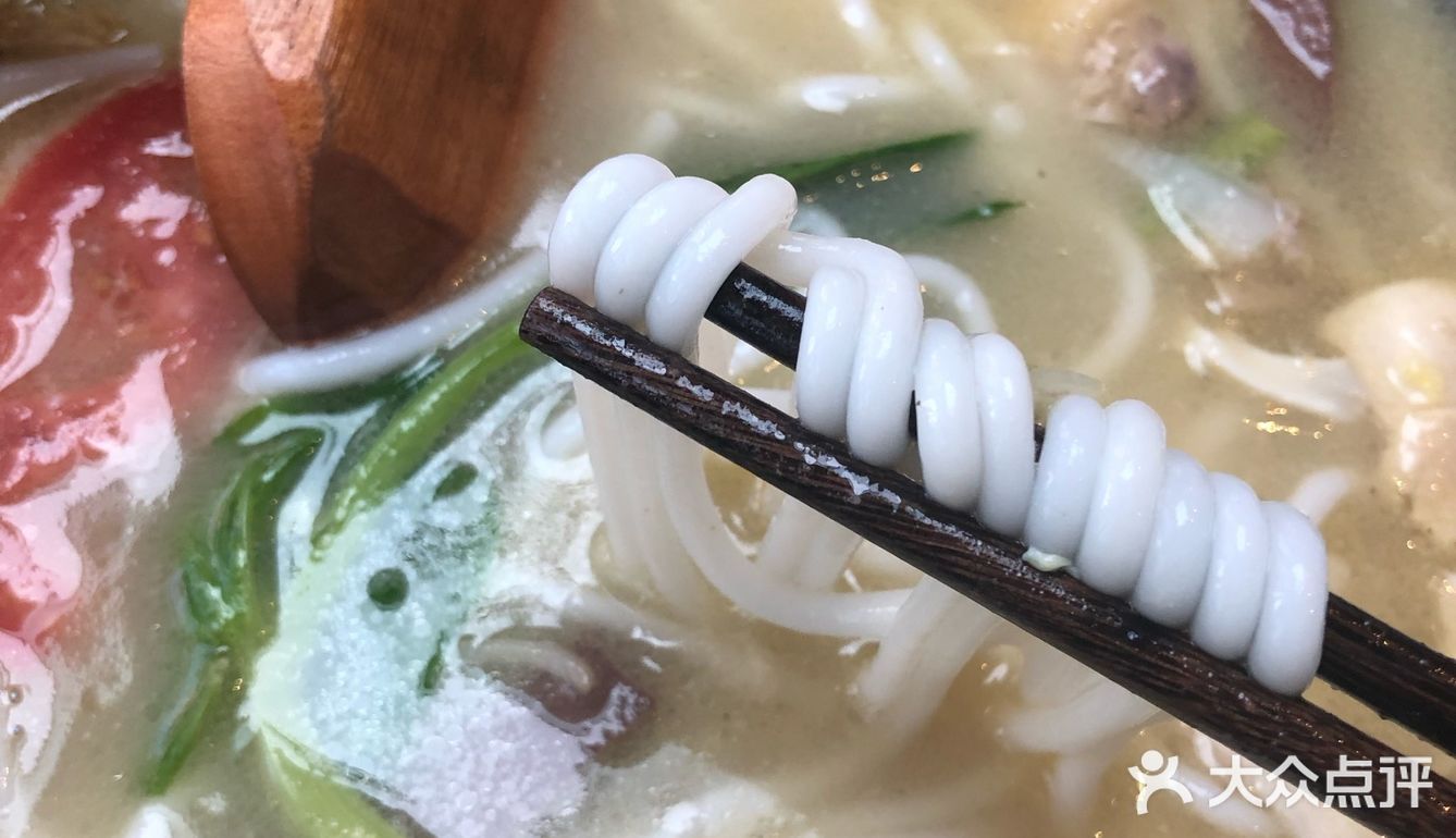 性价比高，环境紧凑，桌子很大，有自助的小点心