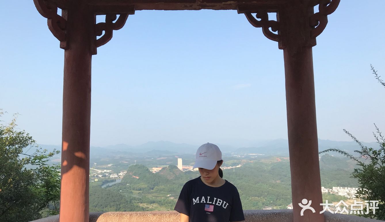要靠手腳攀爬才能走上去。走走停停，輾轉來到細米寨