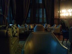 复古的环境-LONG BAR 廊吧(外滩华尔道夫酒店)