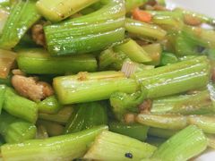 芹菜炒肉-崂山水果园农家宴(泉水鸡店)