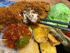 黃薑炸原條魚雜錦飯-班兰叶印尼美食