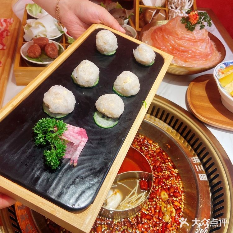 吃美蛙鱼头就来捞三国|一米长肥牛超好吃