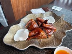 蝴蝶里招牌乳鸽-蝴蝶里·粤菜·点心(滨江龙湖店)