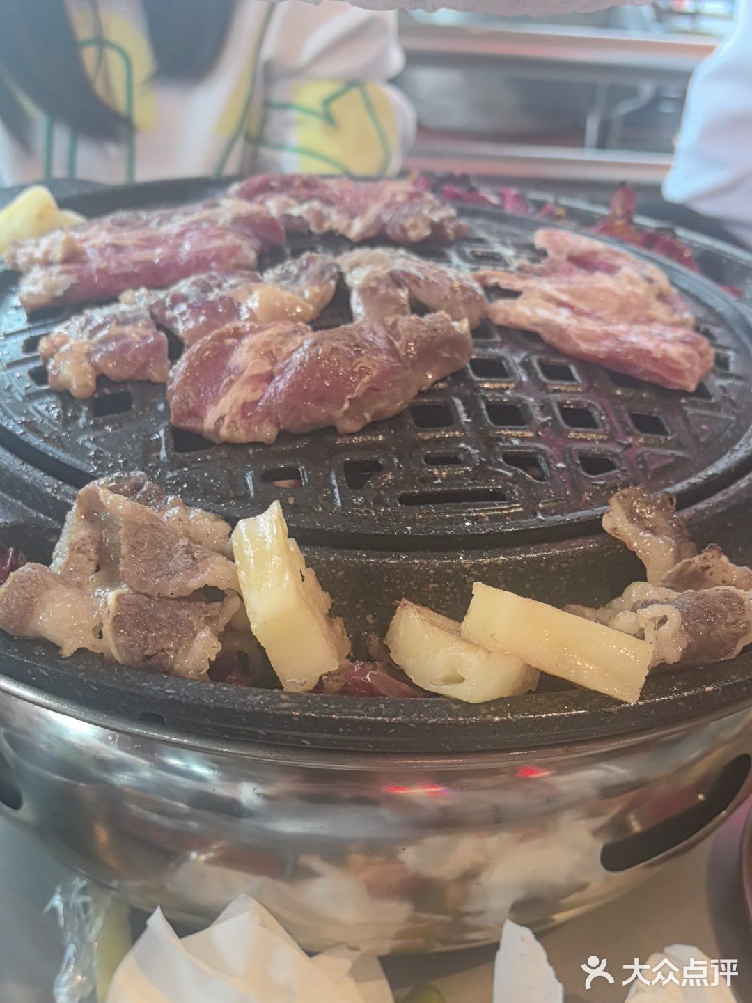 包括自助生菜和水果～这个价格还可以，蘸料都尝了下