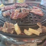 包括自助生菜和水果～这个价格还可以，蘸料都尝了下