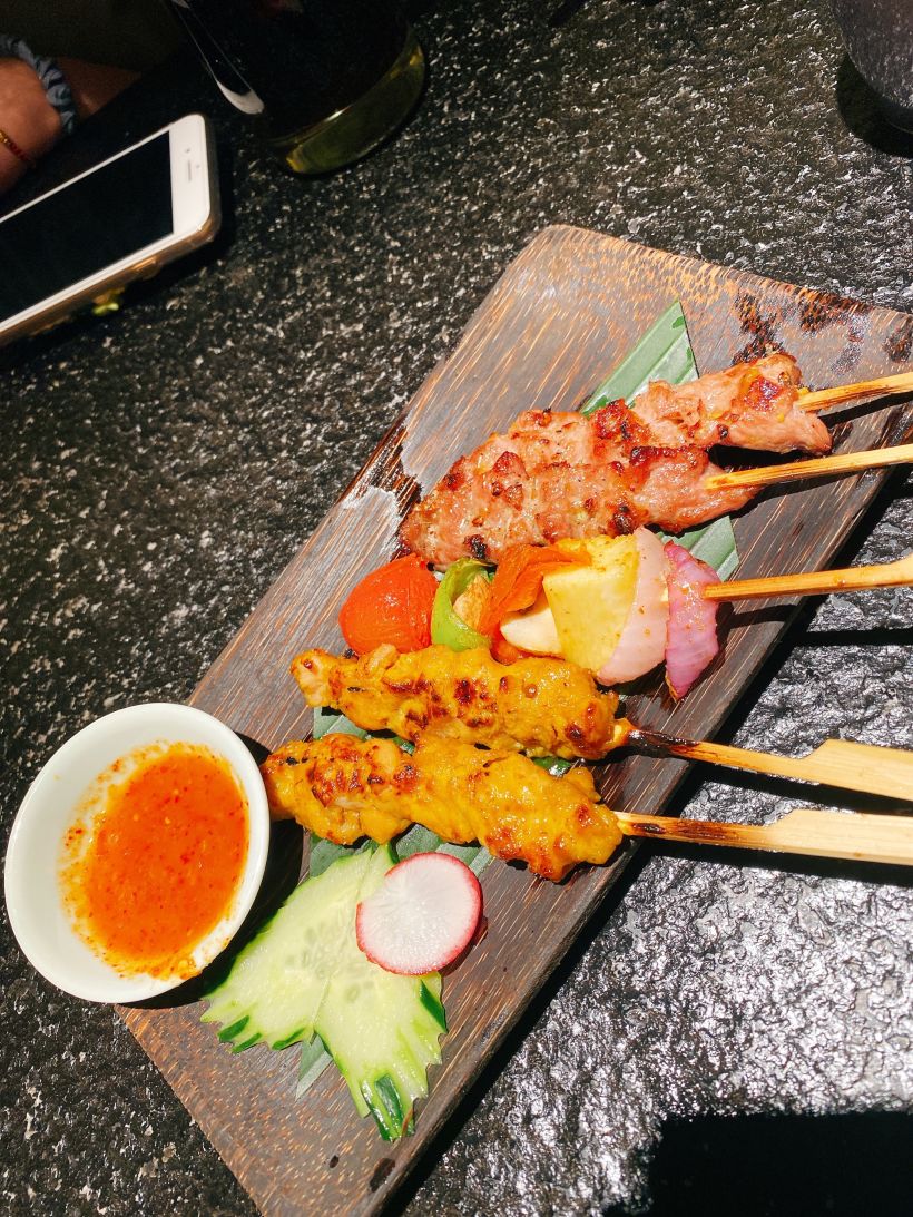 烤串拼盘: 推荐鸡肉串,鸡肉嫩,而且特别入味,口感棒,但旁边的肉串就是