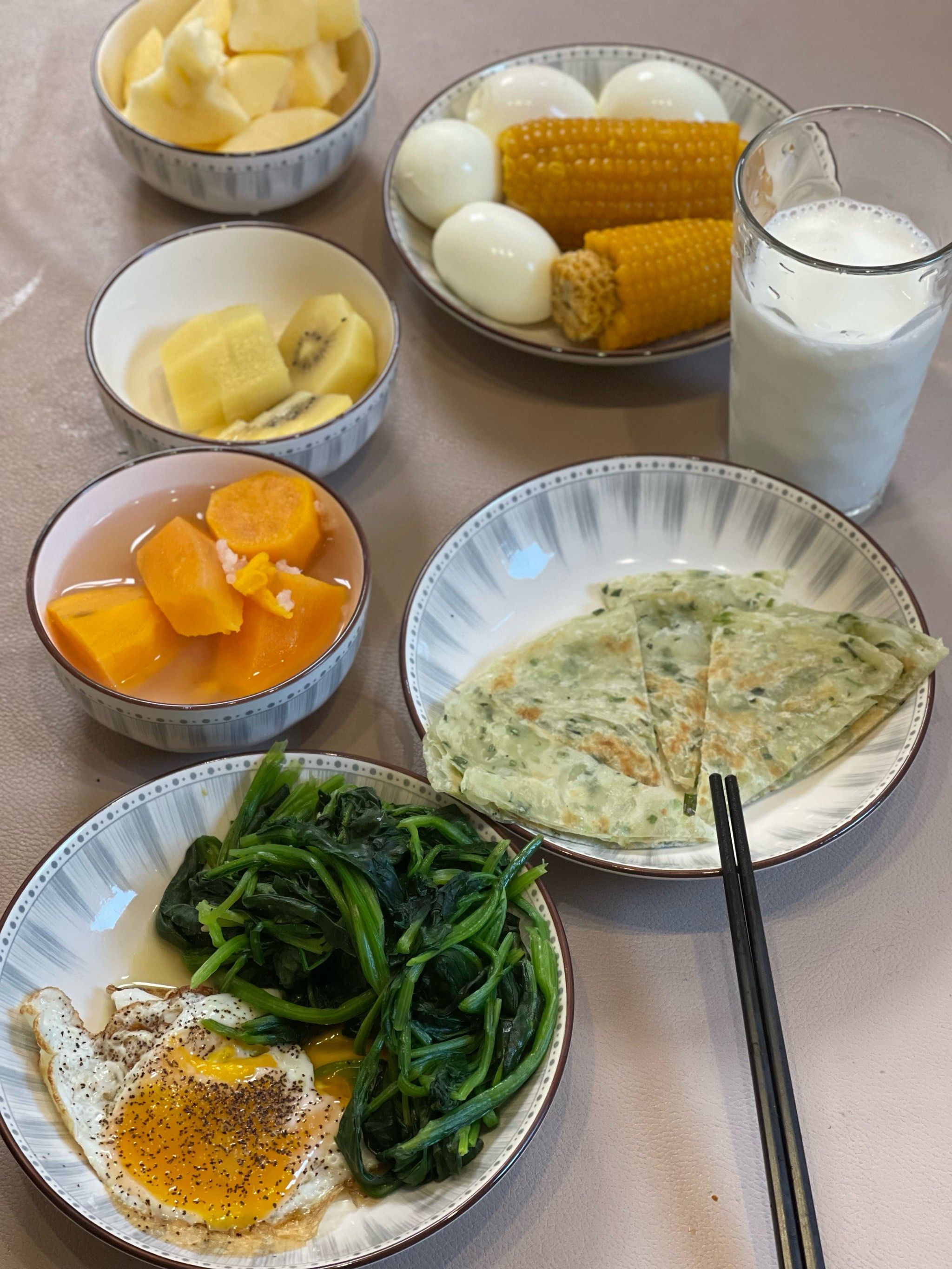 一家三口的早餐 开心 吃起来