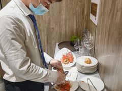 帅帅又认真的剥虾小哥哥-神洲四海大酒楼(王府井澳门中心店)