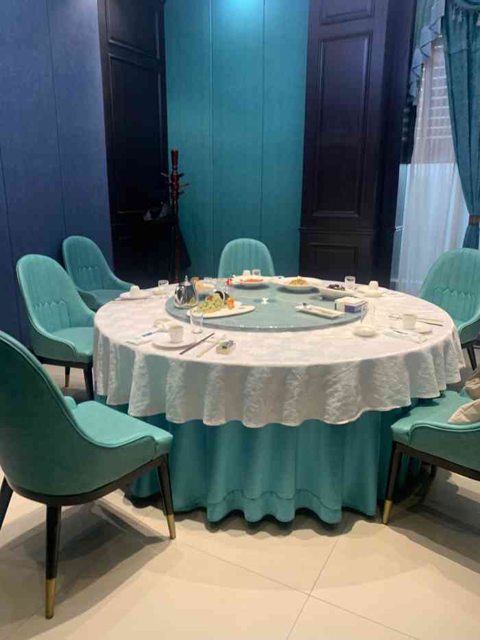 悦福瑞酒楼(郭杜店)-"[环境]在十字路口,是个酒店下的饭店,旁.