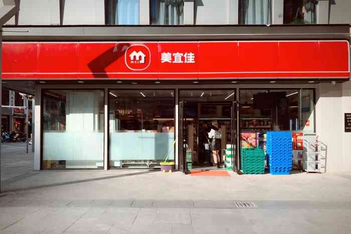 这家店在福园街上距离万达广场挺近的出地铁站就能看到红底白字的招牌