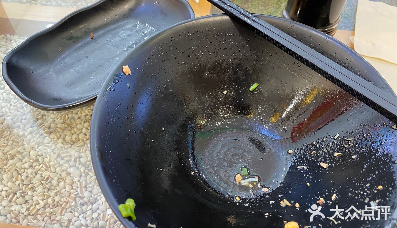 挺好找店里有7~8张桌子，干干净净的