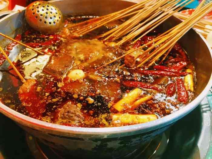 怒火八零牛肉串串(西城天街店)-"97环境和位置复古霓虹灯市井装修