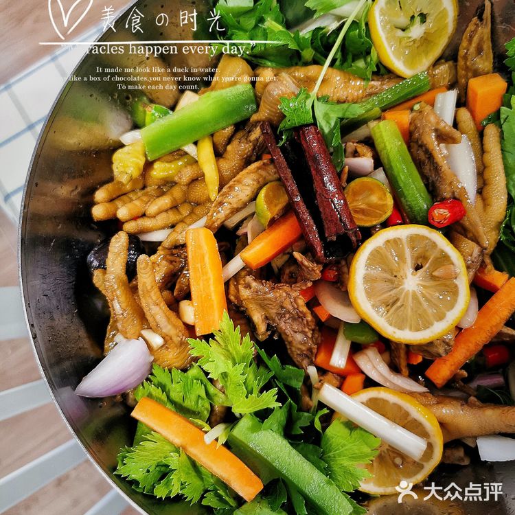 ️在这个接近四十度的炎热夏季简直没得勇气打开天然气热到分分钟爆炸热到毫无胃口只有酸甜可以解暑超级简单的一锅乱放重点是鸡爪鸡尖一定清洗干净包括减指甲然后再放香料姜片和料酒先煮耙点切好的蔬菜百搭洋葱胡萝卜青笋条香芹必加无论是颜值还是味道都有着不可或缺的作用柠檬的自然水果酸加白醋和老陈醋的调料酸简直不要太解暑️