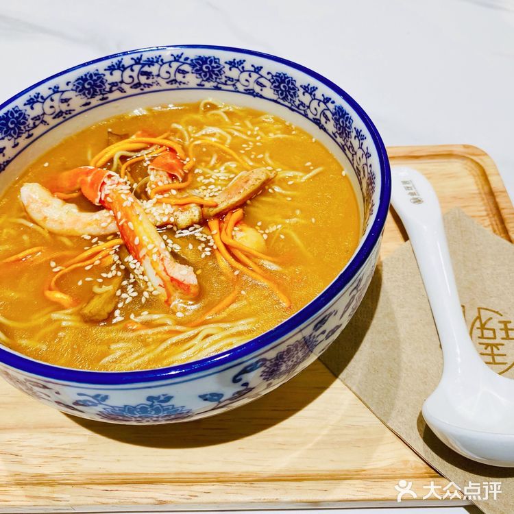 挤走奈雪的金玡居，去得很巧，没有排队，面条人均70一碗