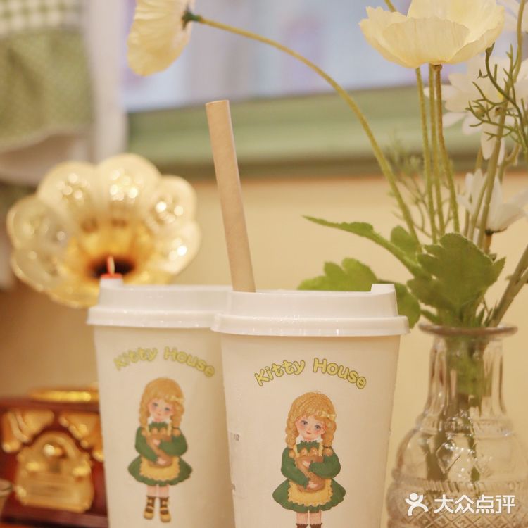 🎀治愈系萌宠馆！穿洛丽塔和羊驼梅花鹿一起玩