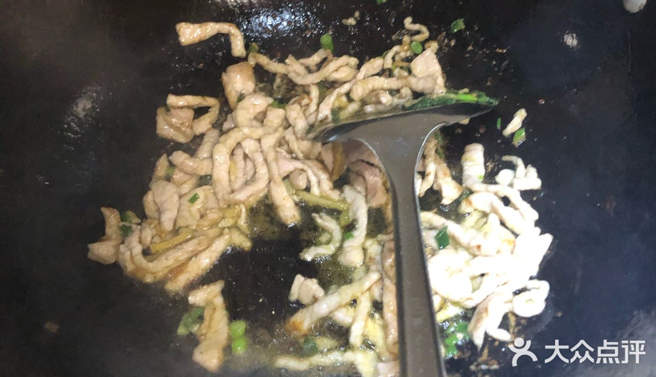 香喷喷热腾腾的蒜苗炒肉丝