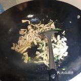 香喷喷热腾腾的蒜苗炒肉丝