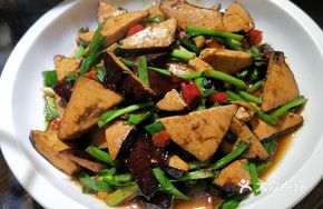 Stir-Fried Leek with Soft Tofu Sheets