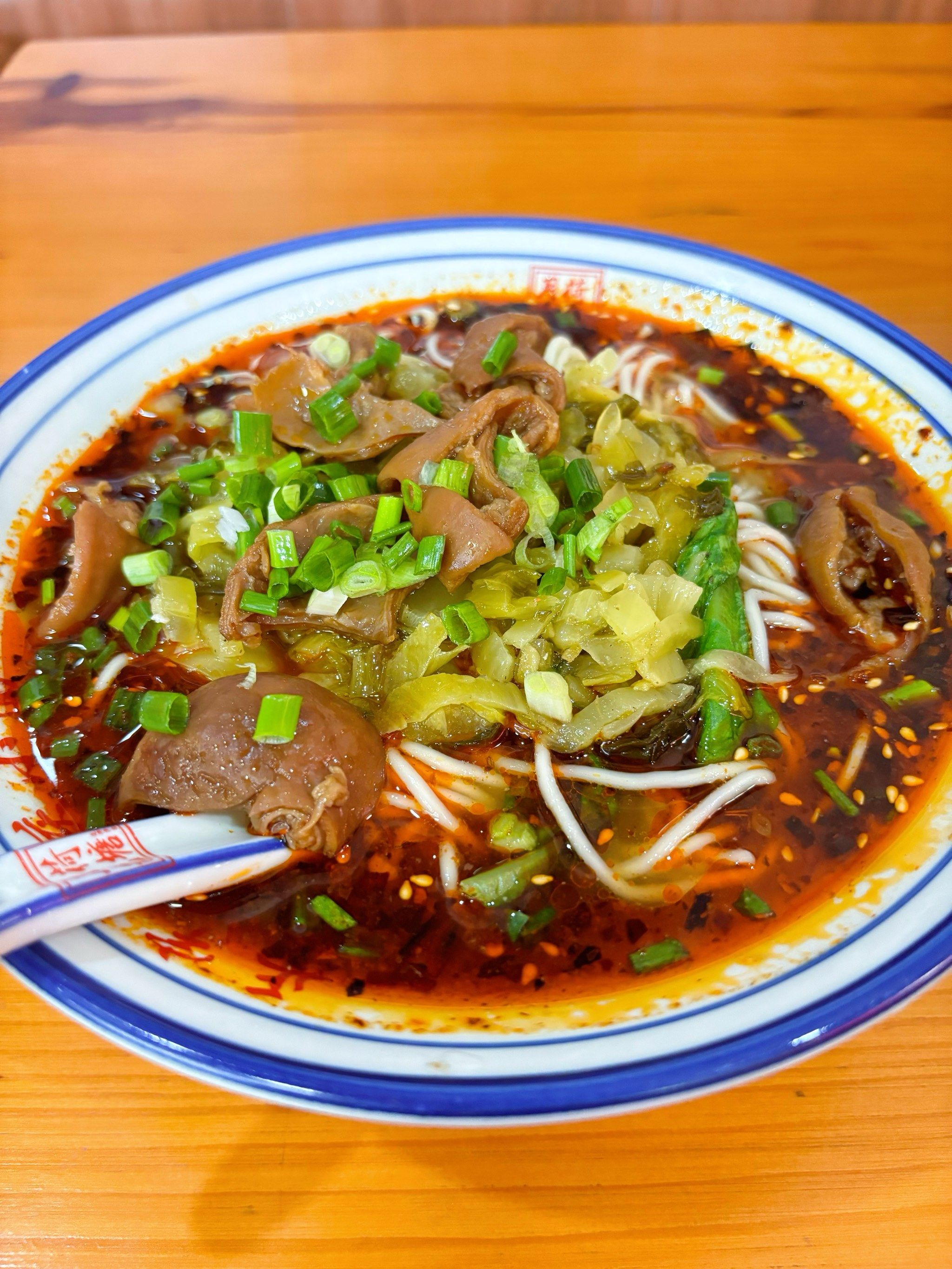 里面的店员都是嬢嬢,很亲切很和蔼,没想到一碗酸菜肥肠面这么好吃,不