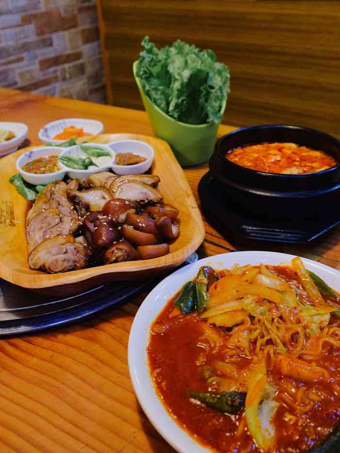 豆腐村韩国料理(厚街店)-"工作日中午11:30到的,已经坐了一半了.