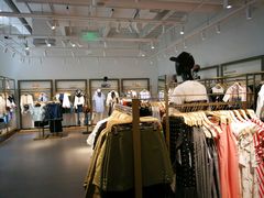 店内环境-URBAN REVIVO(北京斯普瑞斯奥特莱斯店)