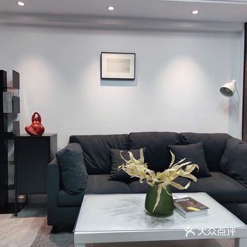 屋主是位小学老师，有个可爱的女儿，两居室的房子平时3