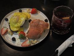 烟熏三文鱼牛油果班尼迪克-COTTON CAFE(德信·中外公寓店)