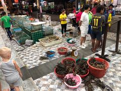 卖海鲜小哥-拉威海鲜市场