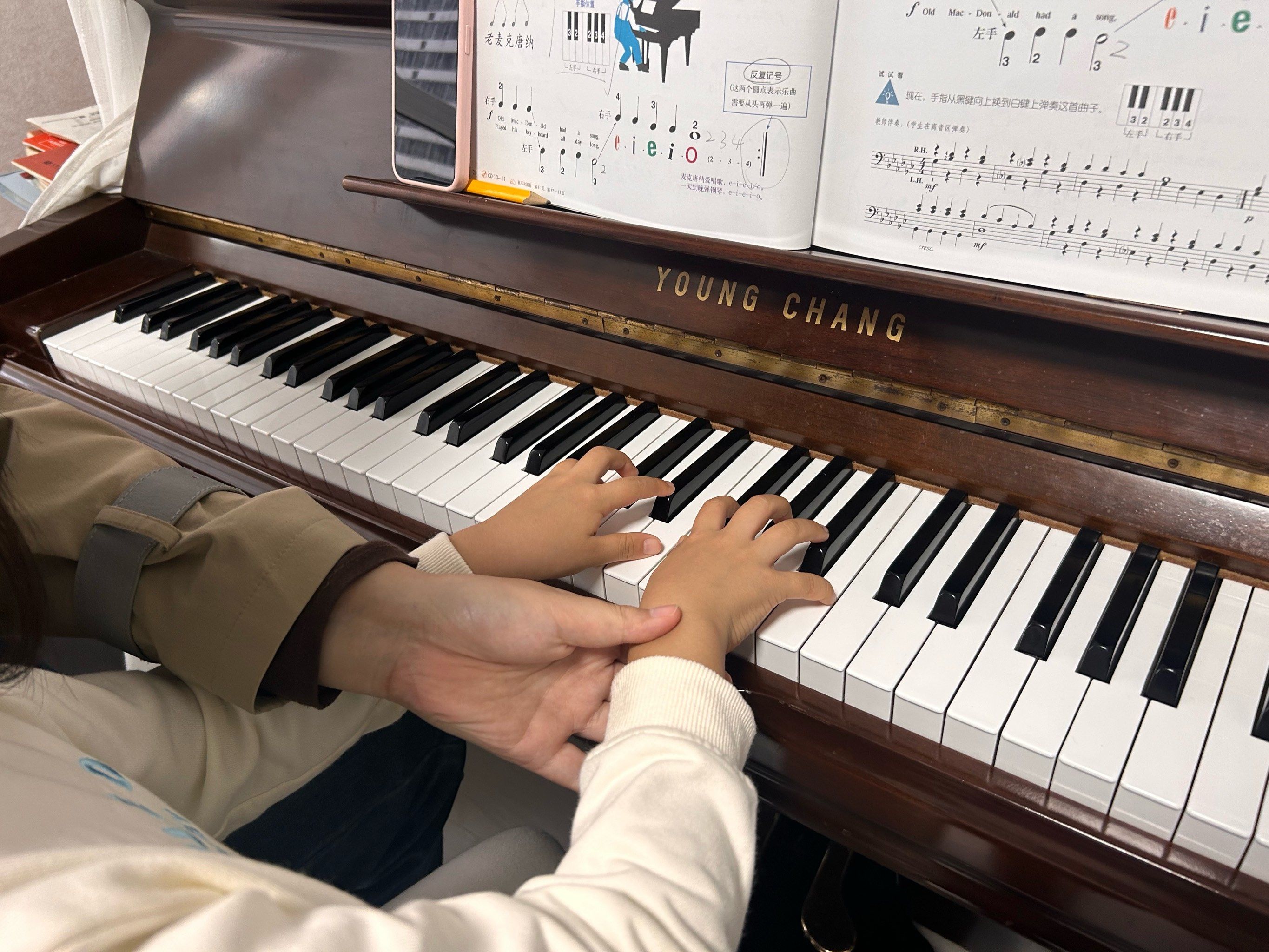 对于学习钢琴的小朋友们来说,一开始就养成正确的手型姿势真的超级