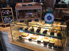 面包甜点陈列柜-水月周庄铂尔曼酒店 · 漾全日餐厅