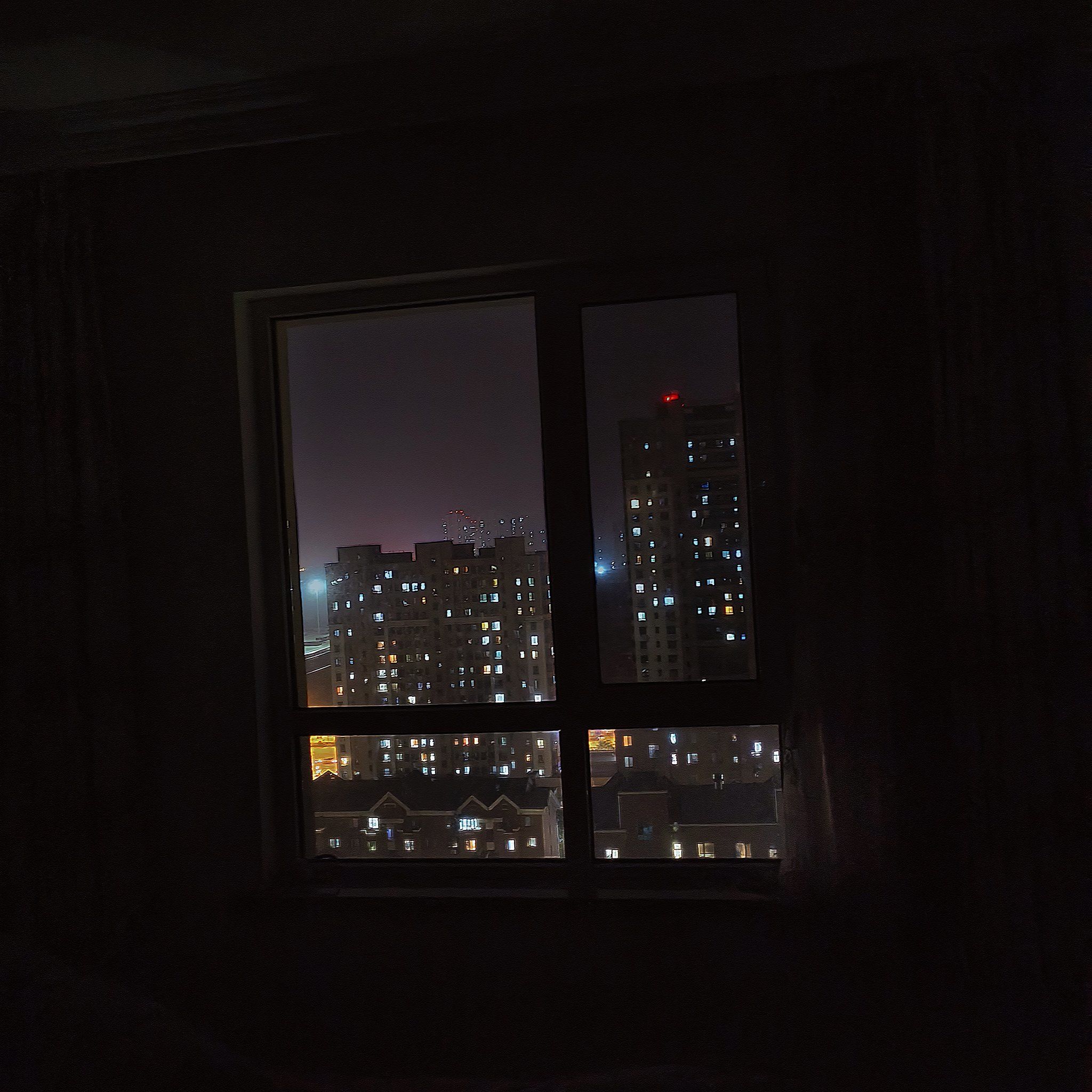 一个人的房间 漆黑的夜晚🏙️