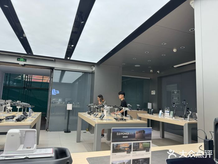 DJI大疆(深圳华强北曼哈授权体验店)图片