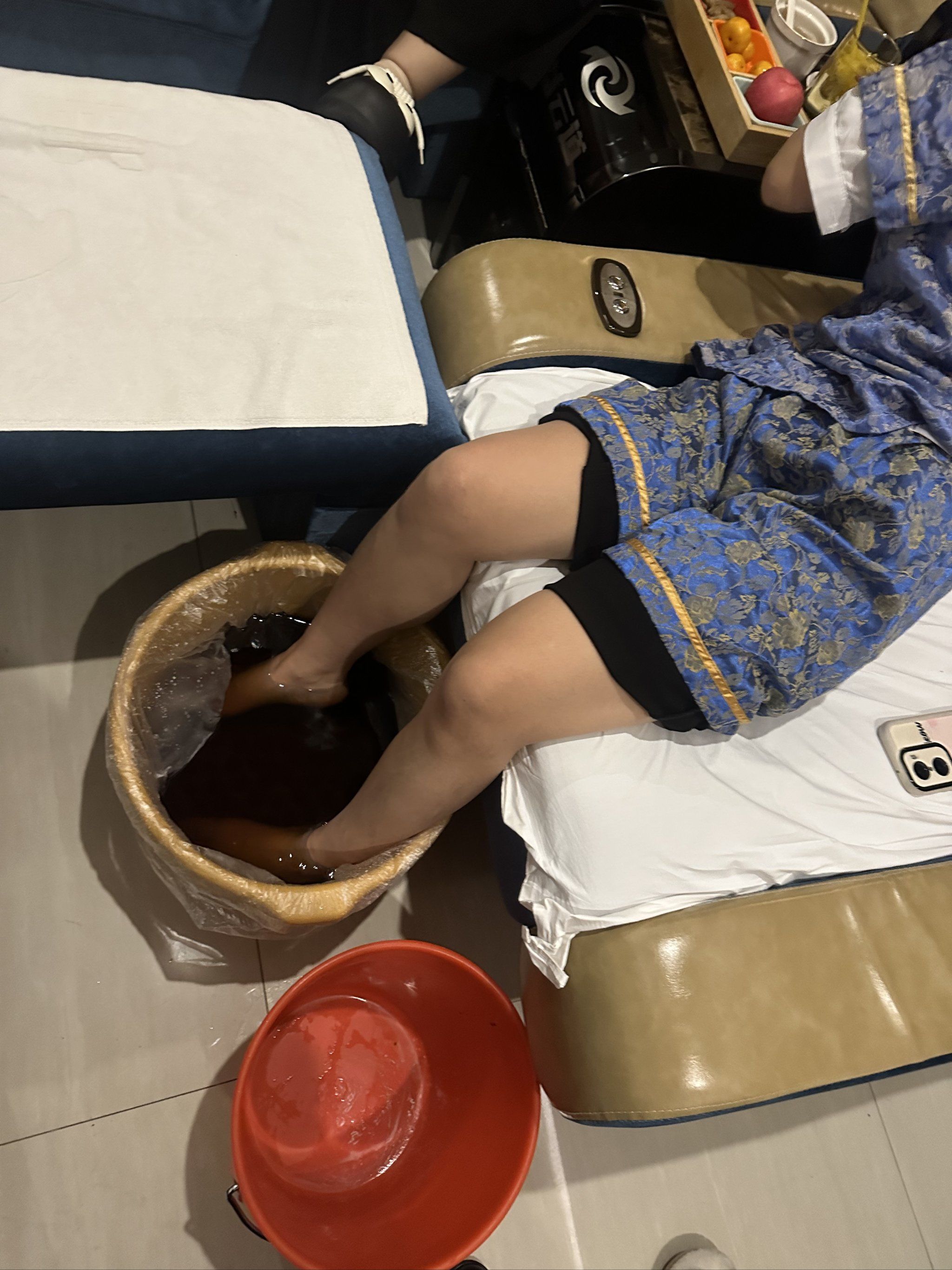 足浴水温刚好,泡脚同时脚部穴位经络获按摩,酸麻舒爽