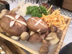 菌菇拼盘-六少·猪肚包鸡火锅(卓悦INTOWN店)