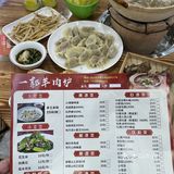 这家人气在武林夜市蛮高的 店外面一排锅在炖羊肉