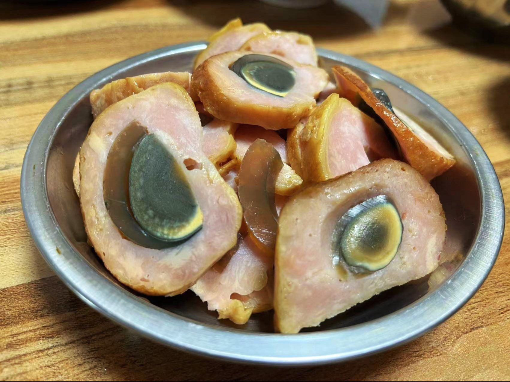 

松花蛋的味道浓郁,香肠是肉肠