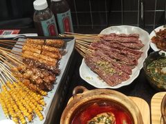 -何妹湿辣牛肉·粤式烧烤砂煲(桂雅路店)