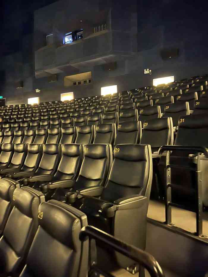 和平影都-"地段是不错,但是位置真心小.去年圣诞看得.