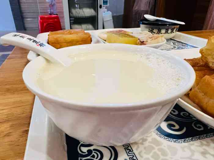 冰泉豆浆馆(恒泰店)-"初到梧州,发现交通指示牌上都有这家店的指.