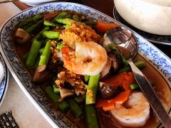 芦笋炒虾仁-卷心菜和避孕套餐厅(Pattaya)