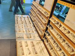 -LOOK眼镜·蔡司依视路配镜(宝山万达店)