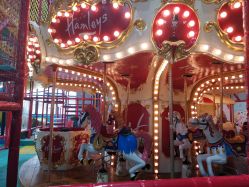 -趣玩空间蹦床乐园(临平旗舰店)