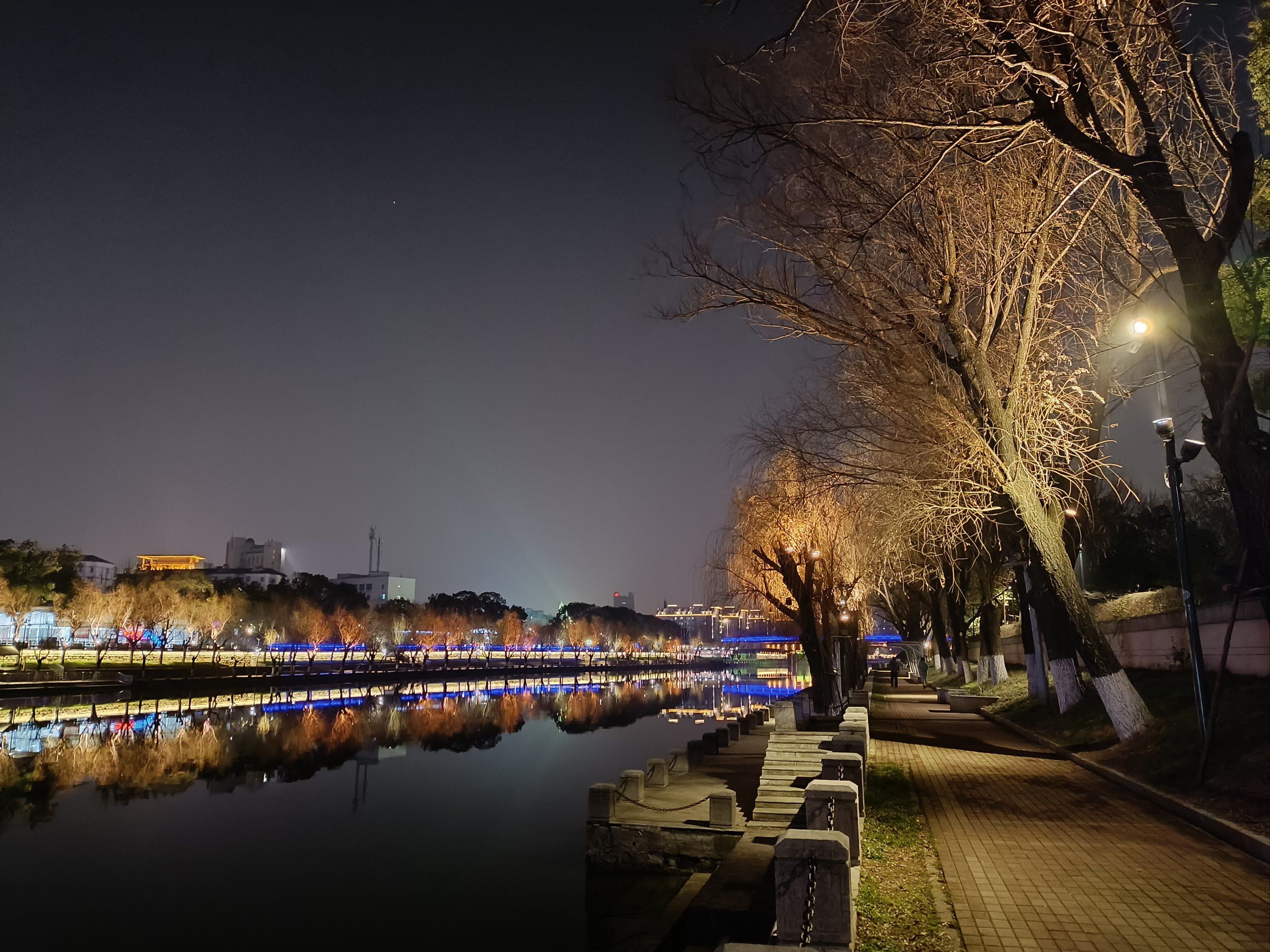 草场门河边的夜景是那么宁静和美丽