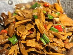 松茸菌炒肉-雀舞云南菜(天津天河城购物中心店)