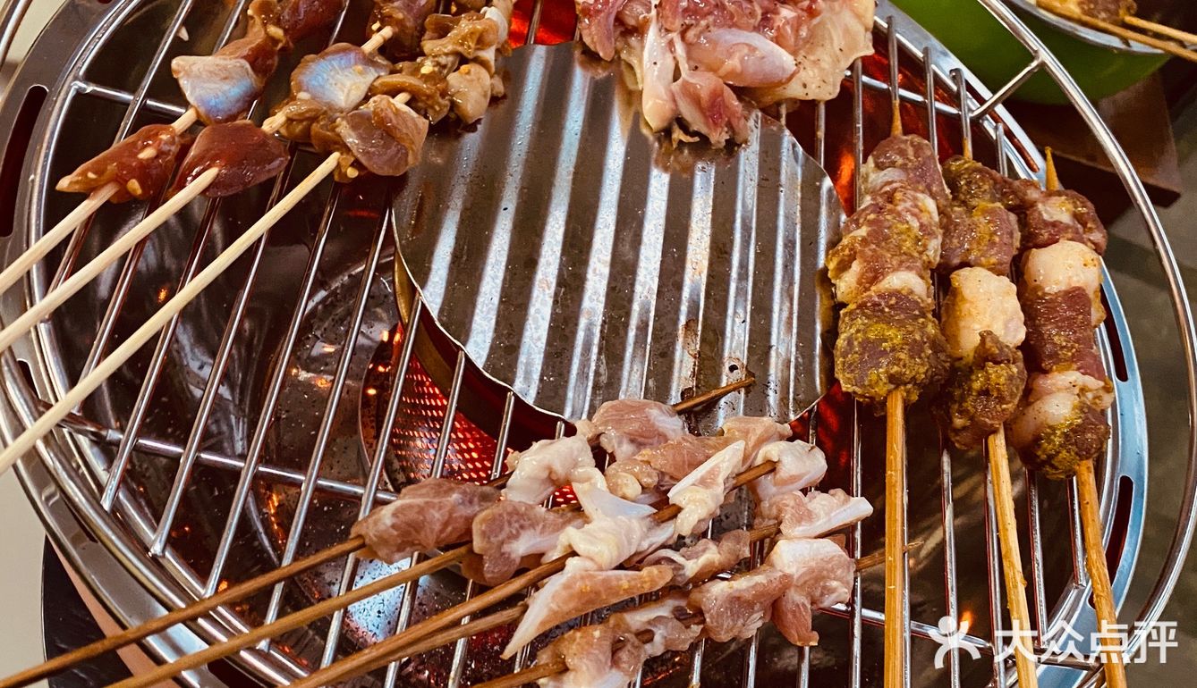 去烧烤店买了点羊肉串，大腰子，羊排，花了300多块钱…