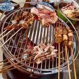 去烧烤店买了点羊肉串，大腰子，羊排，花了300多块钱…