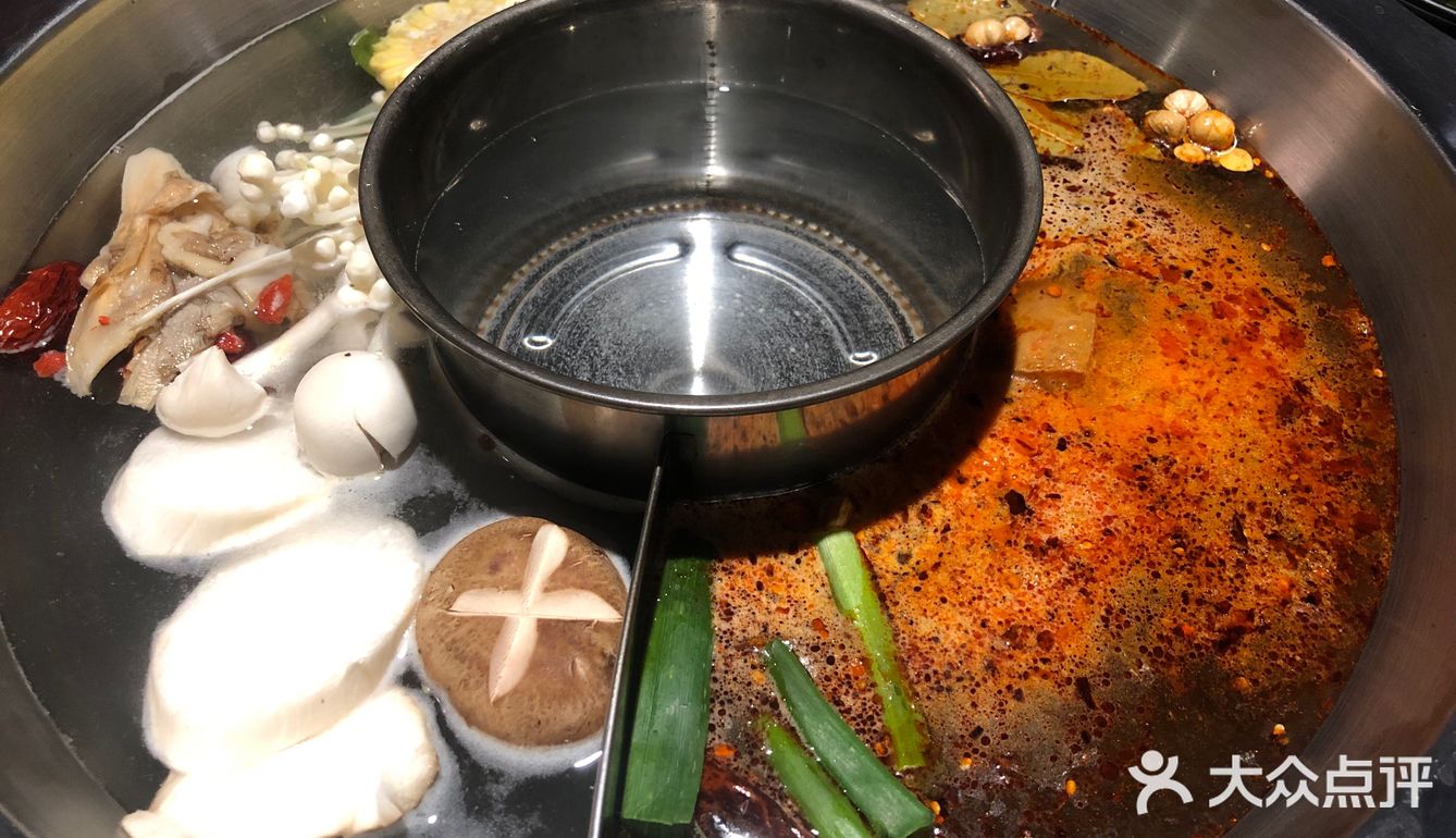 矿泉水锅底的台湾火锅