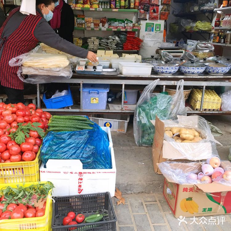 后宰门马路旁的门面店，蔬菜、水果、蛋、奶、豆制品应有