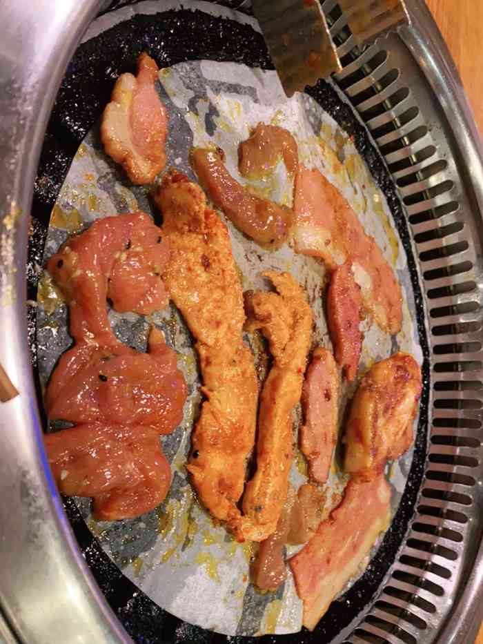 金滏山自助烤肉(武汉摩尔城旗舰店)-"烤肉滋滋发出声响,一滴热油顺着