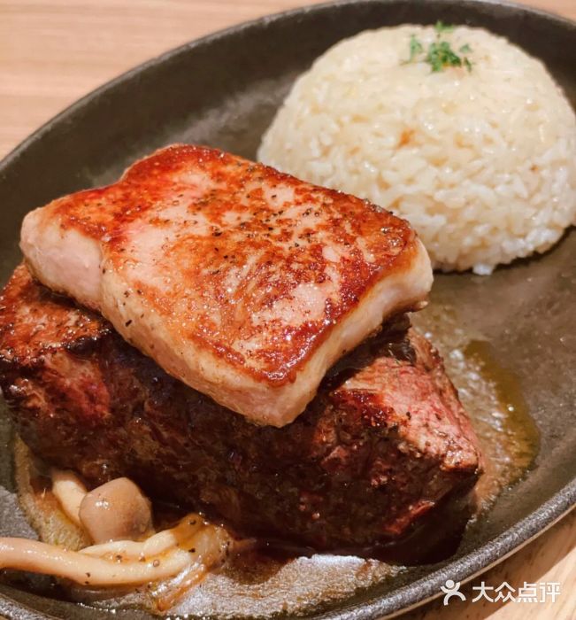 FOMO Modern Spanish Bistro铁板鹅肝菲力牛排配蒜蓉炒饭图片